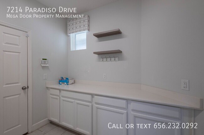 Building Photo - 7214 Paradiso Dr