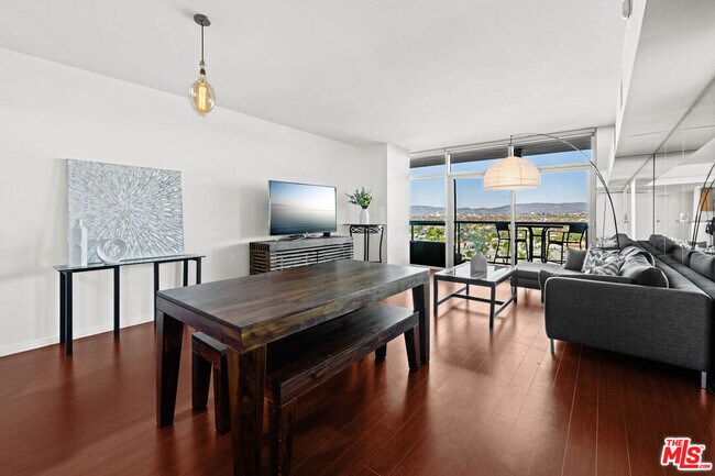 Building Photo - 13700 Marina Pointe Dr