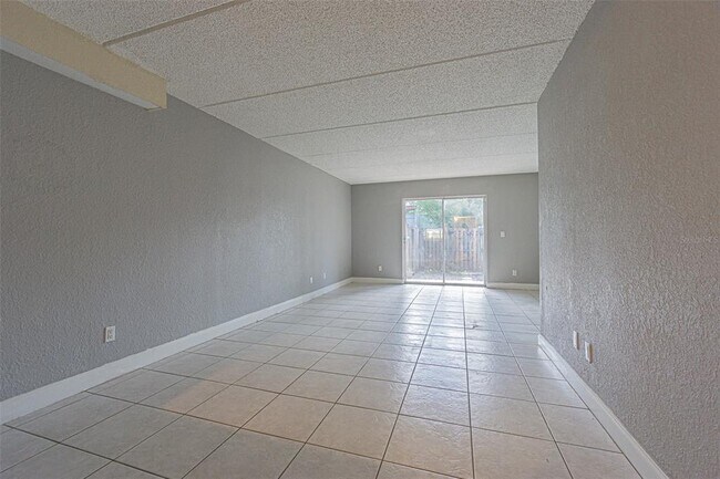 Building Photo - 2818 Somerset Park Dr