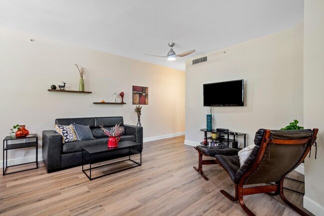 Building Photo - 630 S Sapodilla Ave