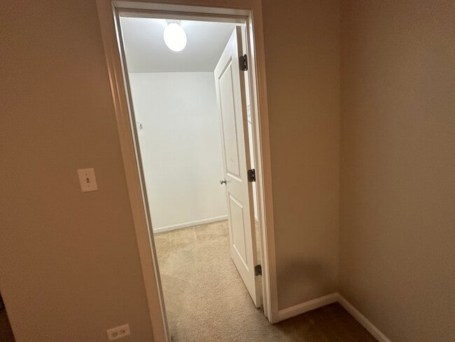 Building Photo - 482 Grosvenor Ln