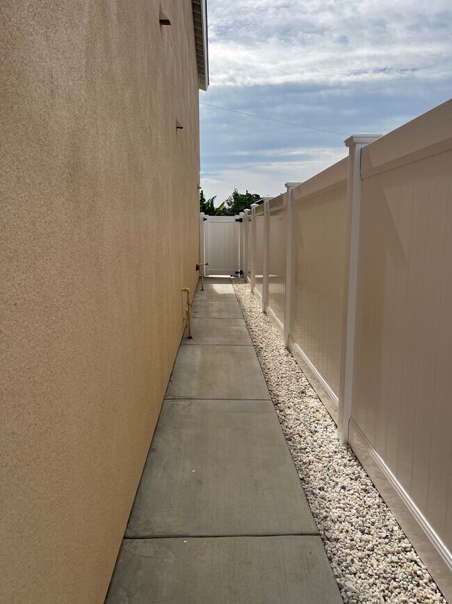 Building Photo - 3 Bedroom/ 3 Bathroom Home in Huntington B...