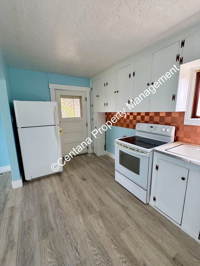 Building Photo - 2 Bedroom 1 Bath Home