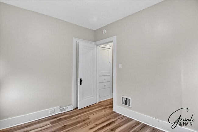 Building Photo - $1550 4 bedrooms