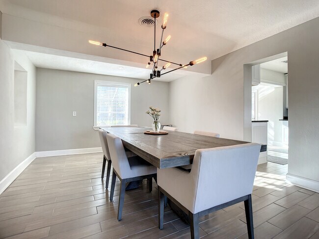 Building Photo - 762 S Beach St