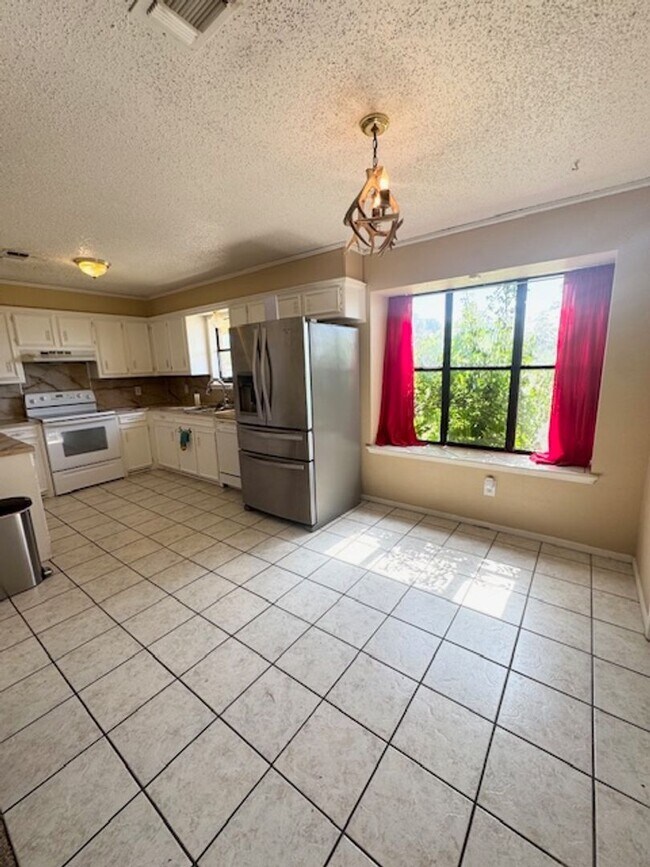 Building Photo - Country Living! 4 Bed 2 Bath Ready to Rent...