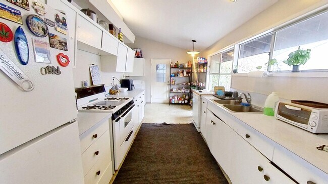 Building Photo - WALK TO SDSU! 5 bed 2 bath House w/ A/C