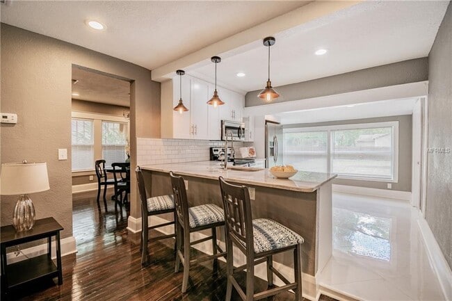 Building Photo - "Charming 3-Bed, 2-Bath Gem in Tampa's Heart - 1244 Sq Ft of Comfort Awaits!"