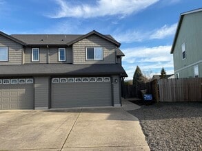 Building Photo - Newer 3 bedrooms 2.5 bathroom townhouse! MOVE IN SPECIAL!