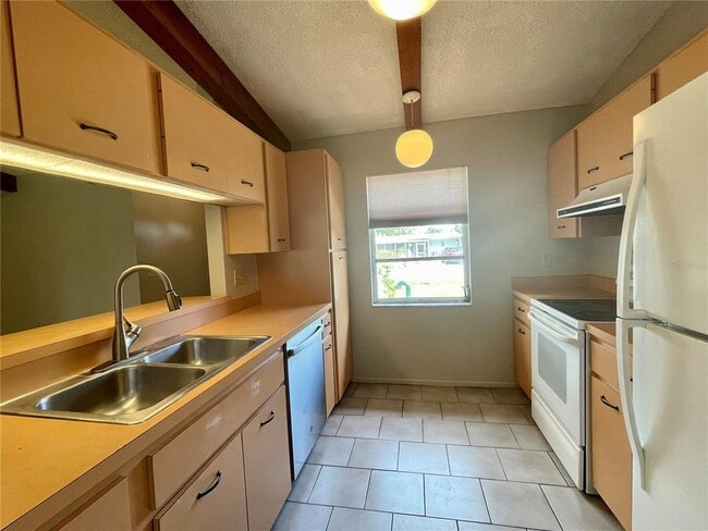 Building Photo - 2120 Outer Dr