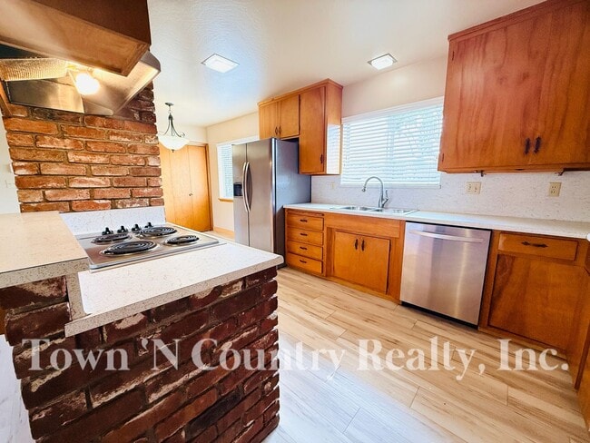 Building Photo - 3 Bedroom South Salinas Home!