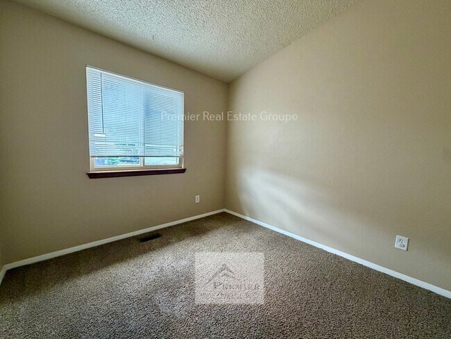 Building Photo - 2427 Split Rock Dr