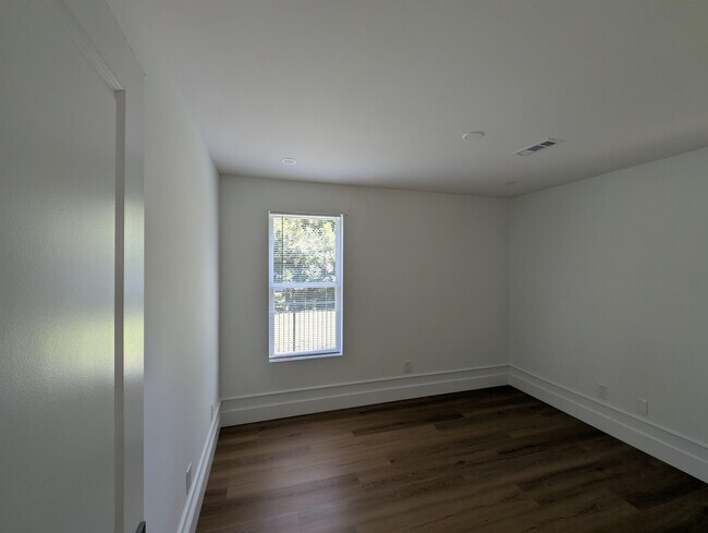Building Photo - 2201 Livingston Ln