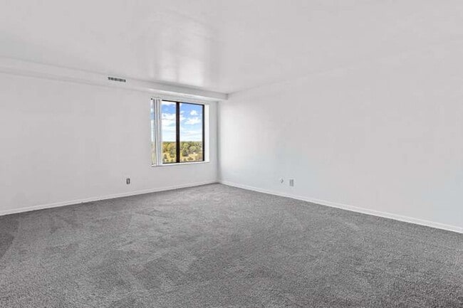 Building Photo - 16400 N Park Dr