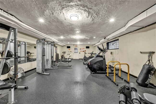 Building Photo - 11850 Edgewater Dr