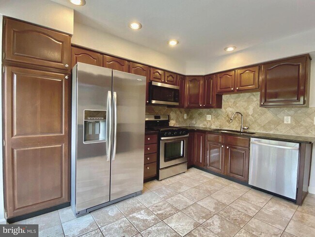 Building Photo - 2110 Eluna Ct