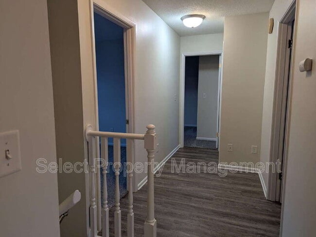 Building Photo - 924 E Washington Center Rd