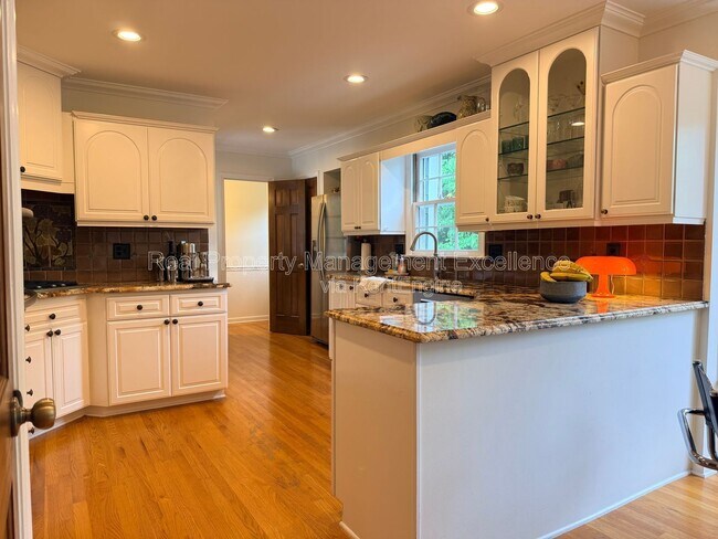 Building Photo - 1208 Nottingham Dr