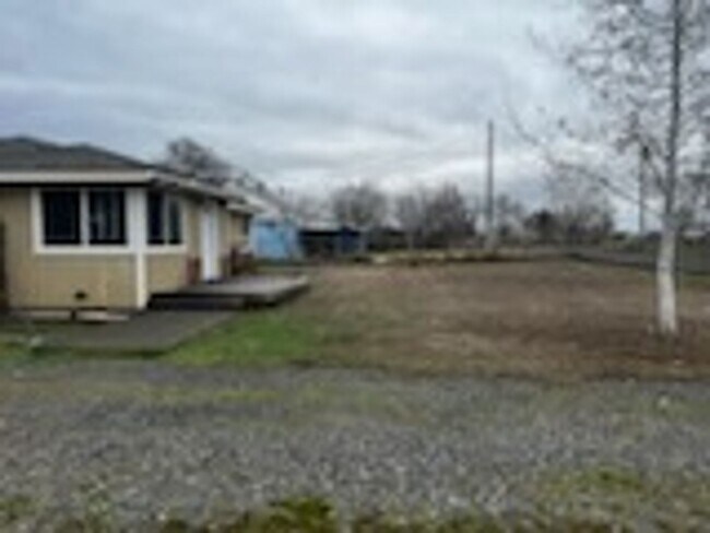 Building Photo - A Little Bit of Country Still Close To Town