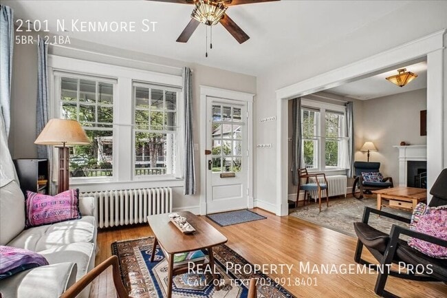 Building Photo - 2101 N Kenmore St