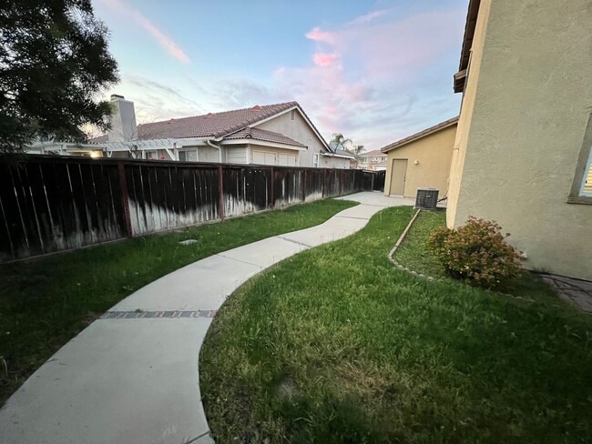Building Photo - Spacious 3-Bedroom Home with Loft, 3-Car Garage & Large Backyard in Desirable South Loma Linda