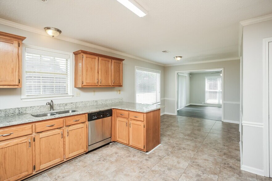Building Photo - 4498 Whispering Bend Dr