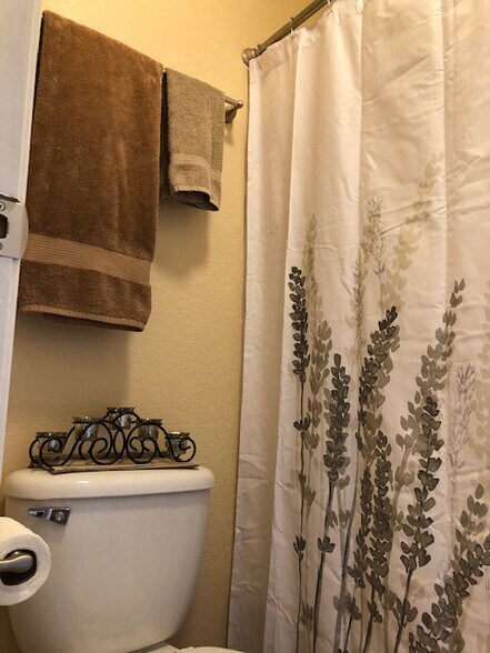 Building Photo - 1745 E Glenn St