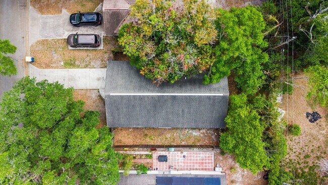 Building Photo - Cute 3/2 home with garage