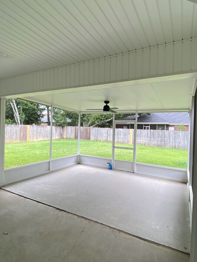 Building Photo - COMING AVAILABLE IN APRIL