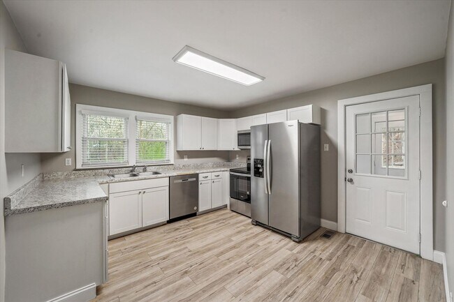 Building Photo - Harriman 37748 - Charming 2-bedroom, 1.5-bathroom Home nestled on 3.8 acres of woods - Contact Ch...