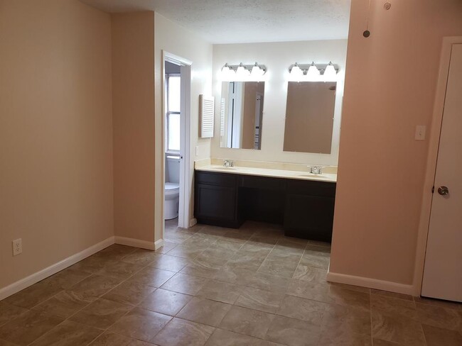 Building Photo - 1326 Blue Diamond Dr