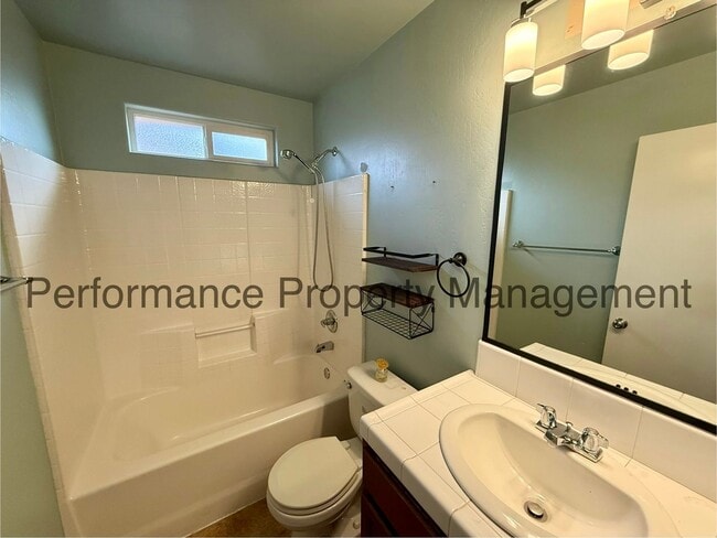 Building Photo - Charming 3 Bed/2 Bath Home in McFarland w/...