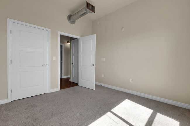 Building Photo - $1,740.95, 1 Bed, 1 Bath Condo in Englewood with AC and In Unit Laundry!