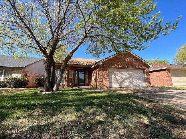 Building Photo - 3 bedroom 3 bathroom in Frenship ISD!