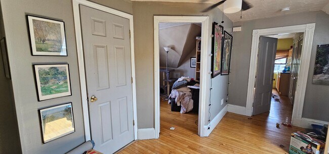 Building Photo - 1.5 Bed Spacious Top-Floor Allston apt! Fi...