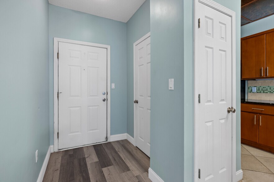 Building Photo - 2208 Walden Park Dr