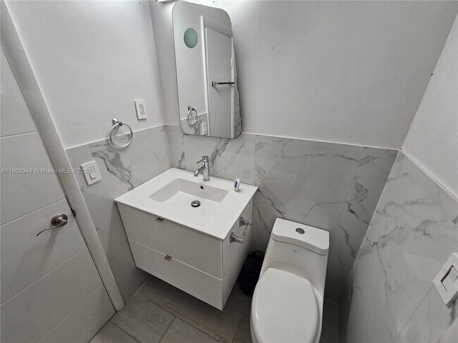 Building Photo - 227 SE 1st St