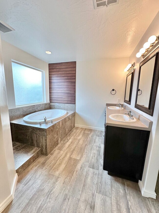 Building Photo - Desert Canyon Home!