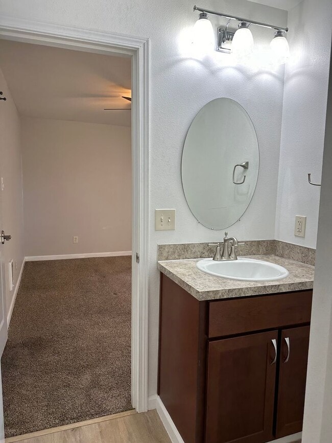 Building Photo - Updated House on 1/2 an Acre Near Spongs Landing Park! Pet Friendly!
