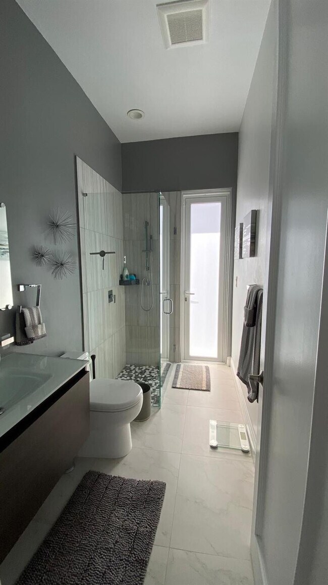 Building Photo - 830 Bailey St