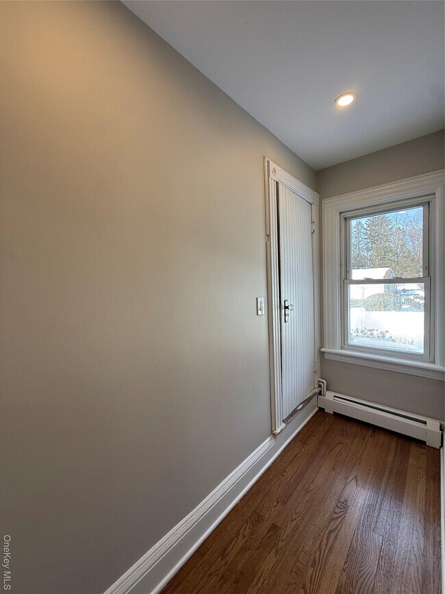 Building Photo - 547 King St