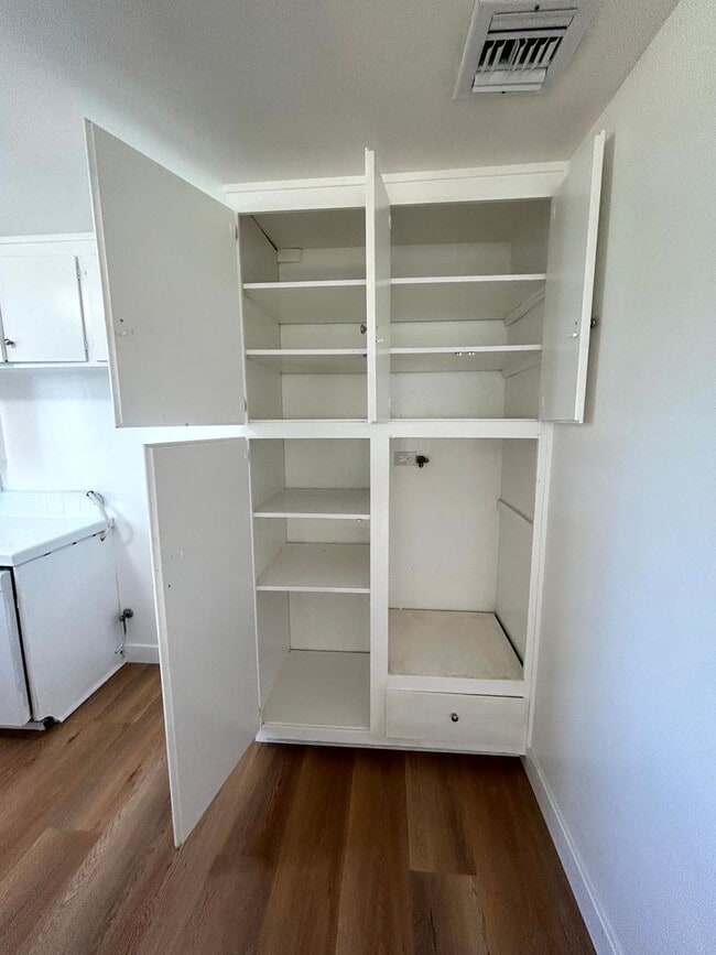 Building Photo - Spacious 4-Bed, 2-Bath Home with a Large Backyard in Prime West Hills!