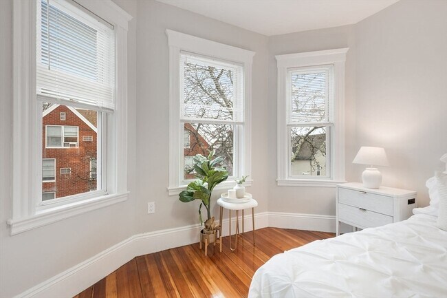 Building Photo - 38 Dorset St