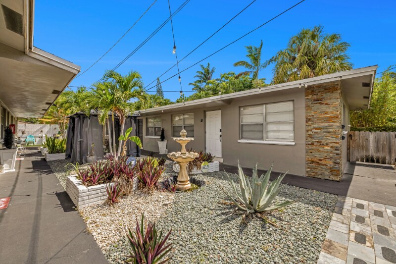 Building Photo - 1035 - 1037-1037 NE 32nd St