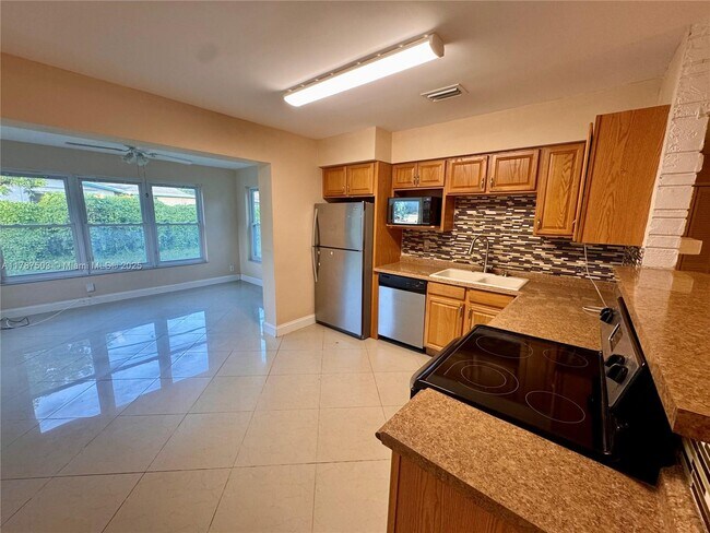 Building Photo - 4720 SW 25th Terrace
