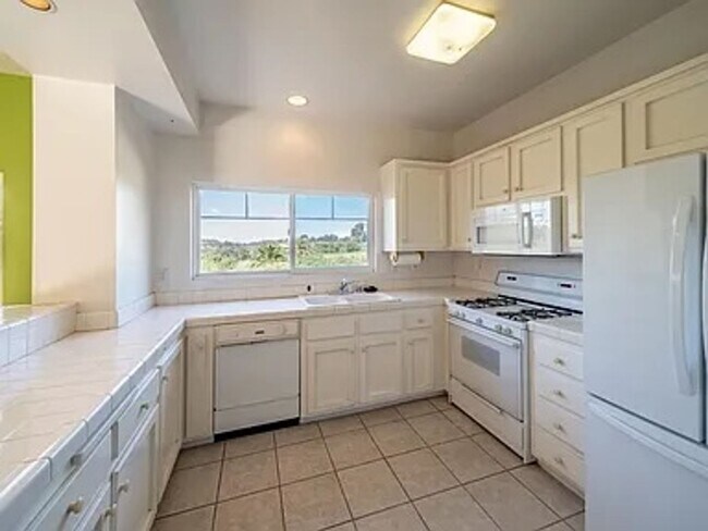 Building Photo - Spacious Golden Hill Townhome with 2-Car Garage & Canyon Views!
