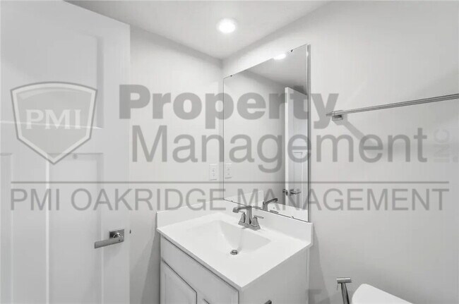 Building Photo - 3 Bed 3 1/2 Bath Single Family Home with Attached 2 Car Garage