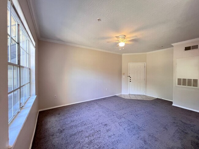 Building Photo - Spacious 1/1 condo!