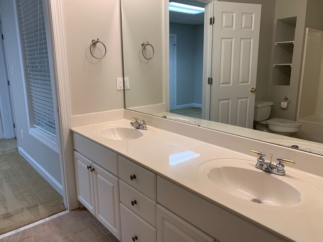 Building Photo - 5 Bed | 3.5 Bath House with Finished Basem...