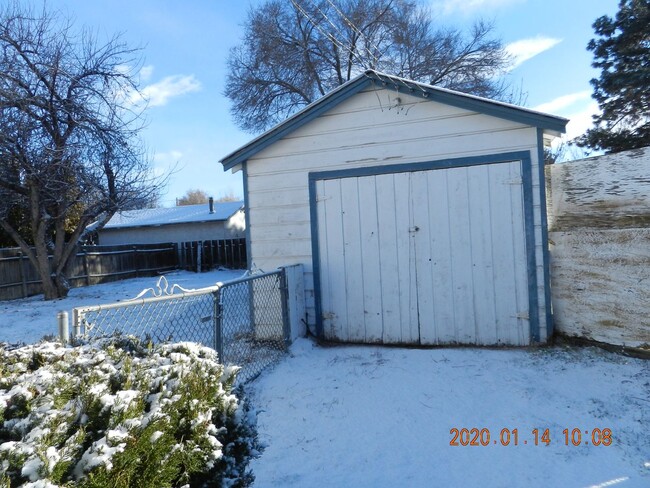 Building Photo - 2 Bedroom / 1 Bathroom Home in Madras Oregon